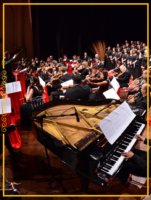Orquestra sinfônica se apresentando em um grande teatro